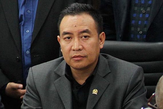 Stafsus Presiden Andi Taufan Garuda Surati Camat, Begini Respons Anggota DPR - JPNN.COM