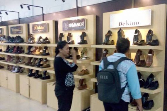 UKM Binaan Tawarkan Sepatu Kulit Berkualitas di Rumah Desain - JPNN.COM