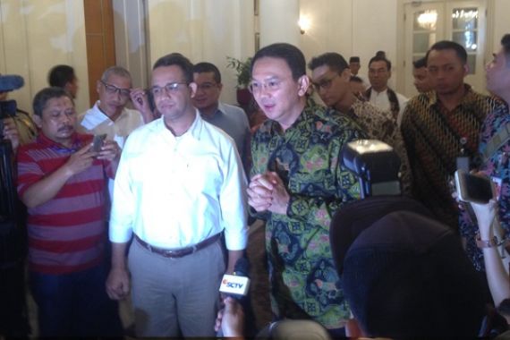 Ahok Menyusul Anies, Lantas Jabat Tangan, Saling Senyum - JPNN.COM