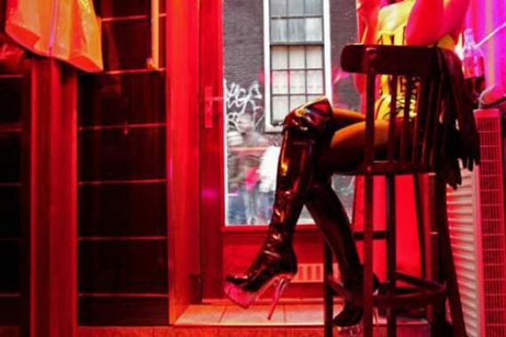 Kumpulan Para Bapak Ini Siap Sikat Prostitusi di Warung Remang - Remang - JPNN.COM