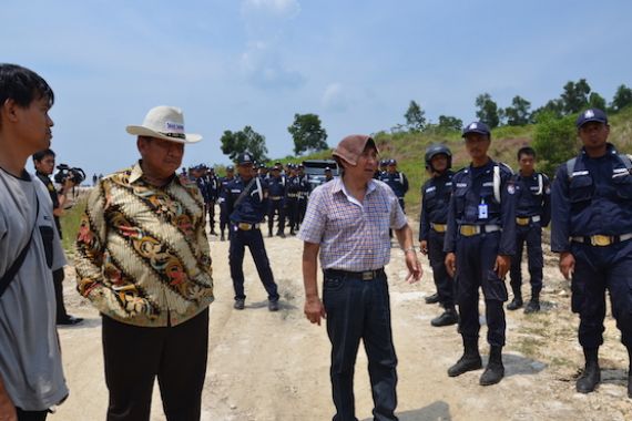 Komisi II DPR Disambut Petani Penggarap dan Diadang Satpam - JPNN.COM