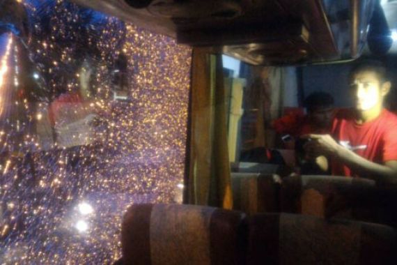 Gawat!! Bus Semen Padang Dilempar, Pemain Berdarah - JPNN.COM