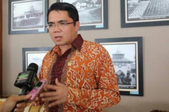 Politikus PDIP Minta Mendikbud Sadar Posisi - JPNN.COM
