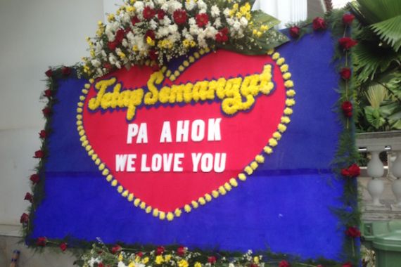 Lewat Bunga, Pendukung Tunjukkan Tanda Cinta ke Ahok - JPNN.COM