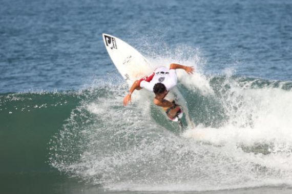 Nishi Keijiro Juara Surfing Internasional Krui Pro 2017 di Lampung - JPNN.COM