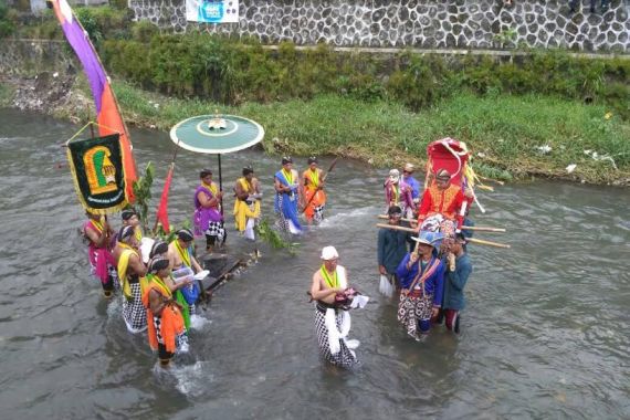 Wisatawan Asing Pun Ikut Asyik Nikmati Tumpeng - JPNN.COM