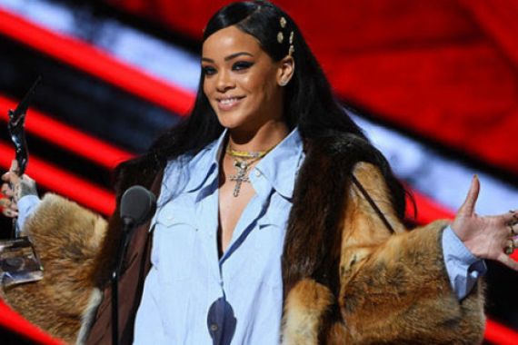 Rihanna Luncurkan Lingerie untuk Ibu Hamil di NYFW - JPNN.COM