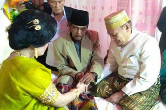 Nikahi Kembang Desa di Usia 70 Tahun, Mantan Wawali Habiskan Rp 1,4 M - JPNN.COM