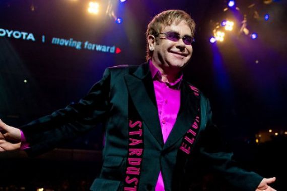 Tangis Elton John Pecah saat Kehilangan Suaranya di Atas Panggung - JPNN.COM