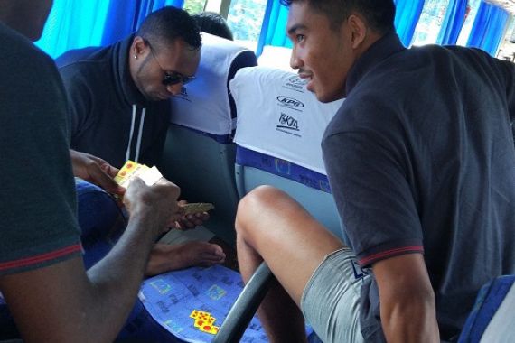 Beginilah Cara Tiga Pemain PSM Ini Mengisi Waktu Senggang dalam Bus - JPNN.COM