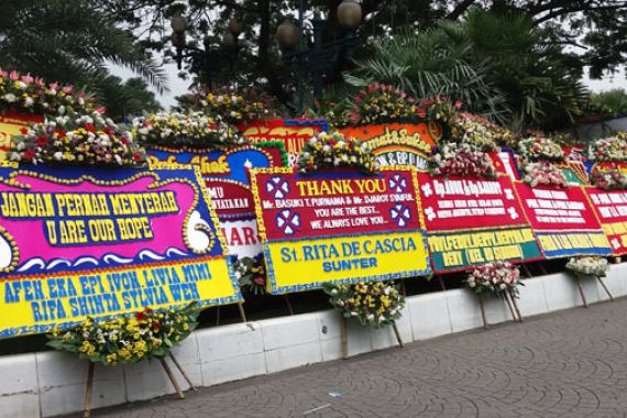 Ribuan Karangan Bunga Tanda Cinta Untuk Ahok-Djarot - JPNN.COM