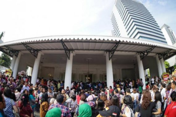 Disambangi Ratusan Warga Jakarta, Ahok: Maaf ya Bu, Saya Sudah Terlambat - JPNN.COM