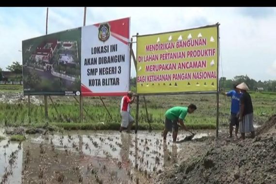 Kok Bisa, Puluhan Petani Tolak Pembangunan Gedung Sekolah - JPNN.COM