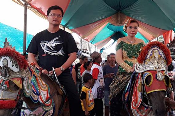 Demi Cinta, Pria Kaya Taiwan Rela Disunat, Diarak Naik Kuda di Cirebon - JPNN.COM