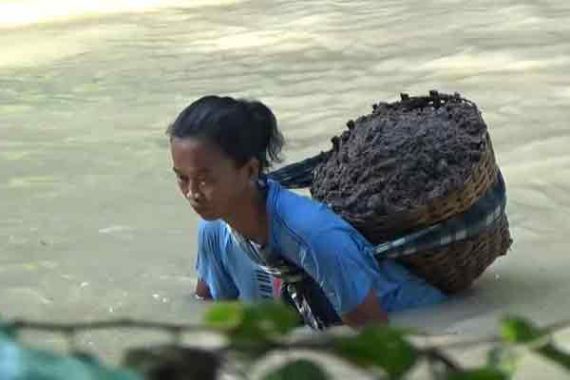 Perjuangan Ibu Pencari Pasir Melawan Arus Deras Sungai - JPNN.COM