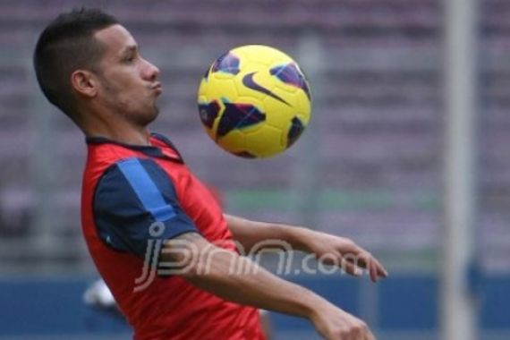 Mau Pilih Madura United atau Persebaya, Raphael Maitimo? - JPNN.COM