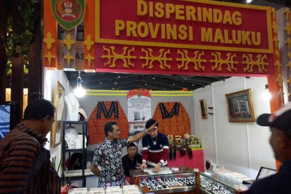 Pameran Hasil Kerajinan Asal Maluku Diminati Pengunjung - JPNN.COM