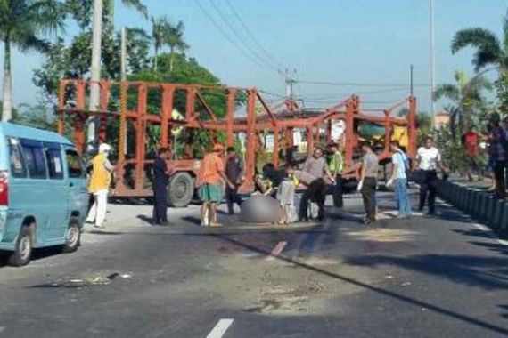 Tabrak Motor dari Belakang, Penabrak Jatuh, Datang Truk...Oh Tidak! - JPNN.COM