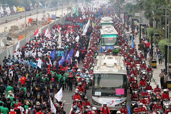 Buruh Sebut Jokowi Bapak Upah Murah Indonesia - JPNN.COM