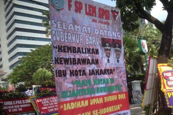 Wow! Spanduk Selamat Datang Gubernur Baru di Depan Kantor Ahok - JPNN.COM