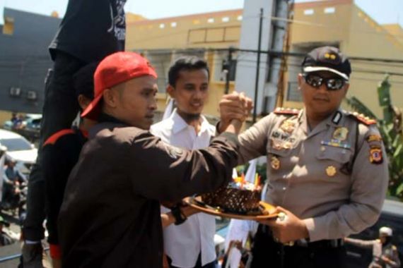 Kapolres Cirebon Terobos Ribuan Demonstran, Ternyata Cuma Mau... - JPNN.COM
