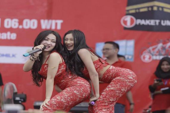 Duo Serigala Mengumbar Kemolekan Tubuh, Telkomsel Dikecam - JPNN.COM