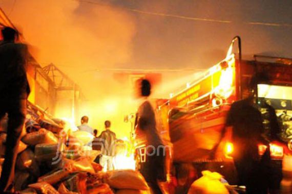 Kebakaran di Jatinegara, Empat Orang Meninggal Dunia - JPNN.COM