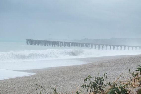 Ditambang Setiap Hari, Pantai Sudah Rata dengan Permukiman Warga - JPNN.COM