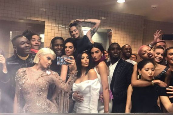 Kanye Ngambek, Kylie Jenner dan Bella Hadid Nongkrong di Kamar Mandi - JPNN.COM
