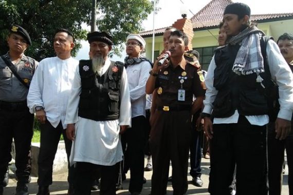 Protes JPU Kasus Ahok, Massa Datangi PN Cirebon - JPNN.COM