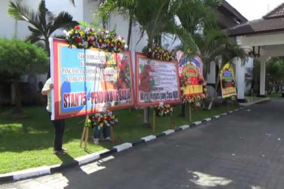 Giliran Polda Jatim Diserbu Puluhan Karangan Bunga - JPNN.COM