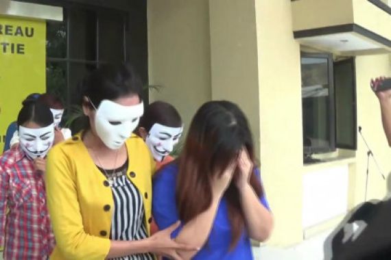 Miaaww..40 Gadis Striptis Sedang Menari, Tiba-Tiba Polisi Masuk - JPNN.COM