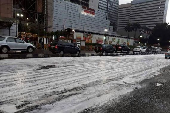 Jalan Sudirman Berbusa, Warga Menyangka Salju Mengguyur Jakarta - JPNN.COM