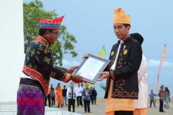 Jokowi Dapat Gelar Kapiteng Lau Pulo - JPNN.COM