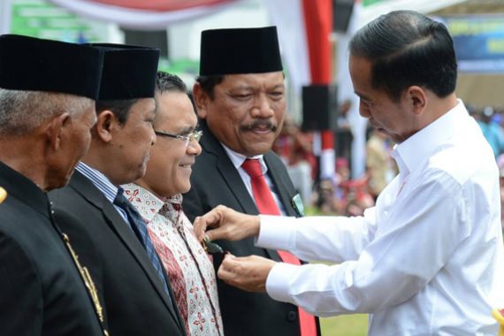 Bupati Anas Terima Satya Lencana Wirakarya dari Jokowi - JPNN.COM