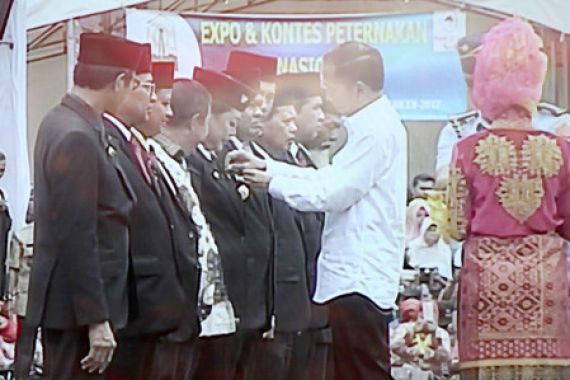 Bupati dan Petani Tabanan Terima Satya Lencana dari Jokowi - JPNN.COM