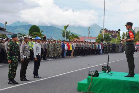 Personel Gabungan TNI-Polri Amankan Kedatangan Presiden Jokowi - JPNN.COM