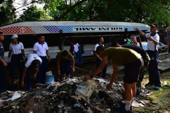 Prajurit Kolinlamil Bersihkan Sampah di Danau Sunter - JPNN.COM
