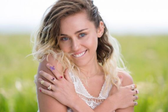 Gara-Gara Sepenggal Lirik, Miley Cyrus Digugat Rp 4,125 T - JPNN.COM