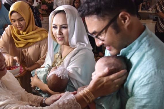 Kesederhaan Surya Saputra dan Cynthia Lamusu Memaknai Aqiqah - JPNN.COM