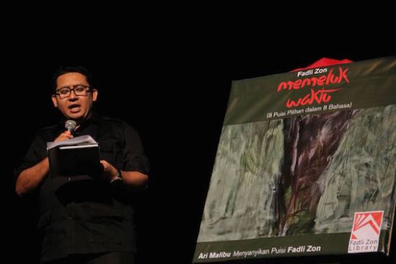 Peluncuran Buku Puisi “Memeluk Waktu” Karya Fadli Zon - JPNN.COM