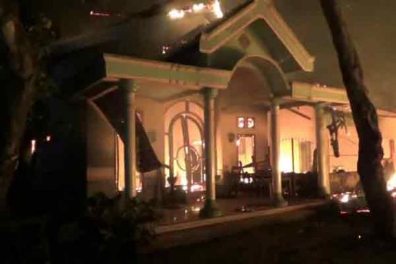 Ditinggal Tagih Utang, Rumah Mewah Malah Terbakar - JPNN.COM