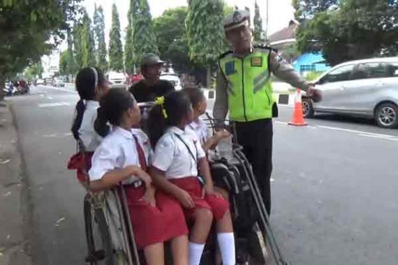 Anak SD Melongo Lihat Pak Polisi Ceramahi Tukang Becak - JPNN.COM