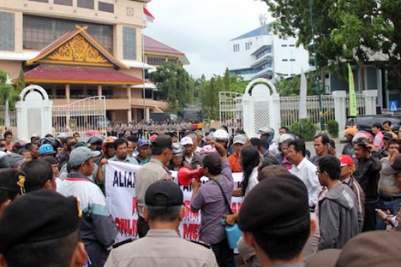 Tolak Ojek Online, Ratusan Pengojek Pangkalan Serbu Gedung DPRD - JPNN.COM