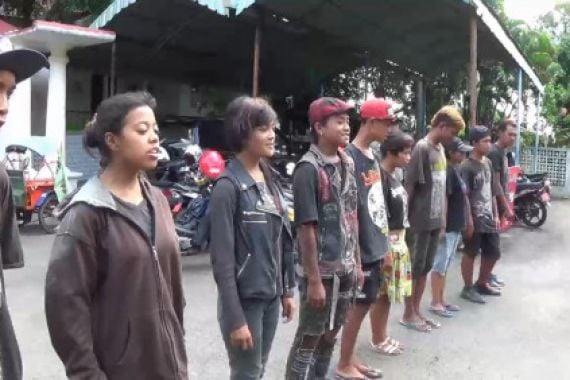 Anak Punk Jalanan Dihukum Nyanyi Indonesia Raya - JPNN.COM