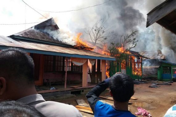 Sakit Hati pada Kepala Sekolah, Guru Bakar SMA Negeri - JPNN.COM