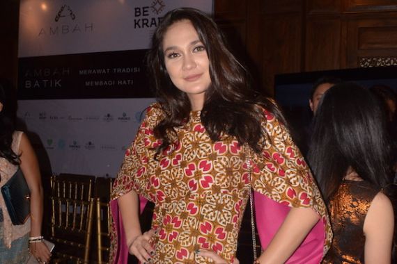 Pakai Batik, Bukti Luna Maya Cinta Produk Indonesia - JPNN.COM