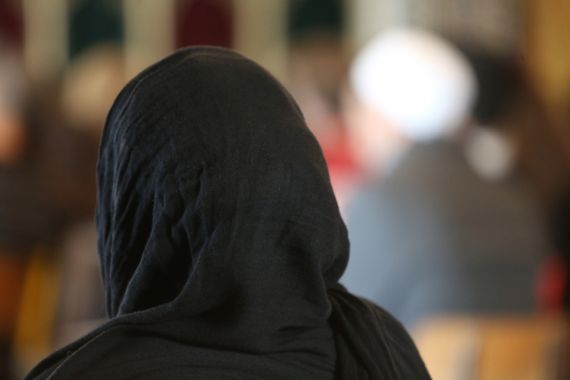 Ya Ampun, Pak Guru Menarik Jilbab Siswi Belia Hingga Terluka - JPNN.COM