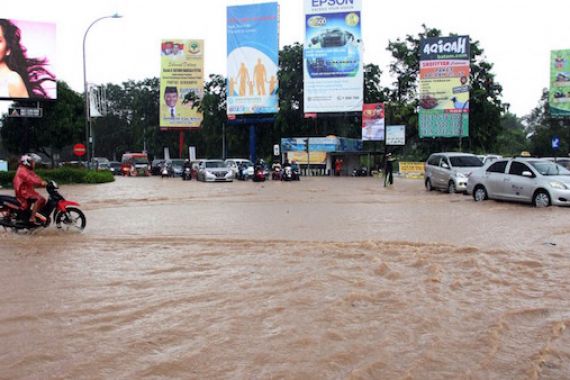 Banjir Melanda Batam, Banyak Kendaraan Mogok di Jalan - JPNN.COM