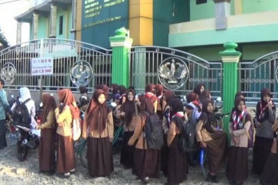 Sekolah Disegel, Ratusan Siswa Bingung Depan Gerbang - JPNN.COM